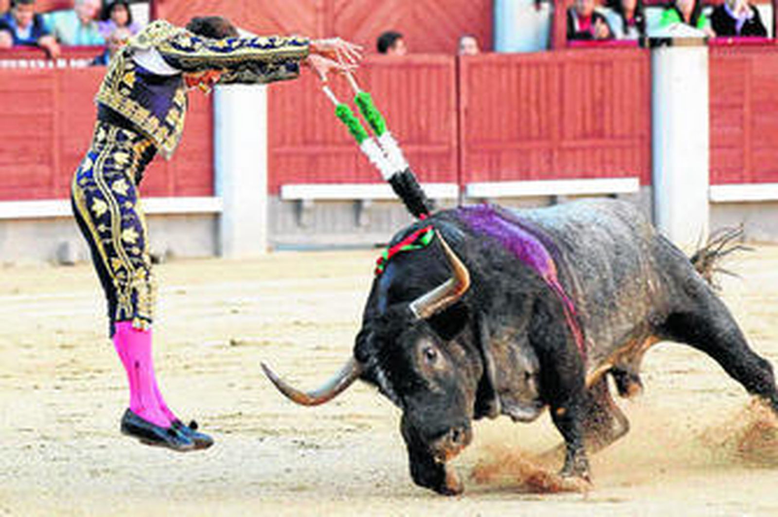 Antonio Ferrera, en un par de banderillas a su primer toro, ayer en Las Ventas.