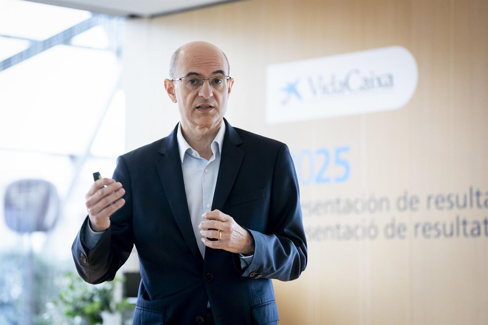 El consejero director general de VidaCaixa, Javier Valle, durante la presentación de los resultados de la entidad de 2025.
