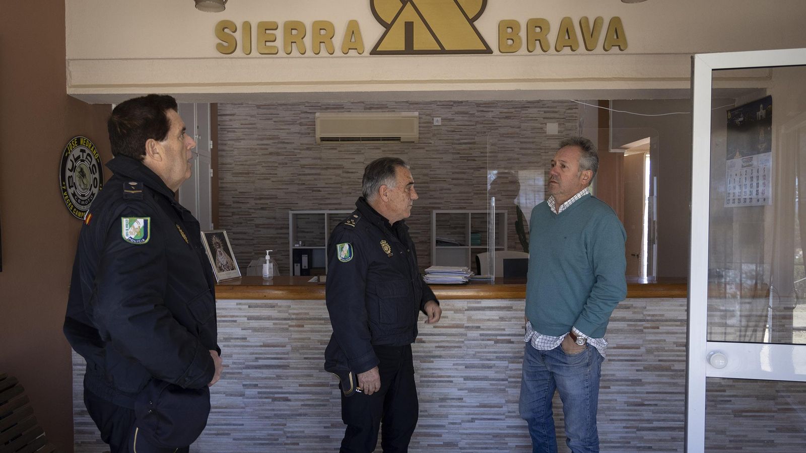 Los agentes departen con el responsable del camping Sierra Brava.