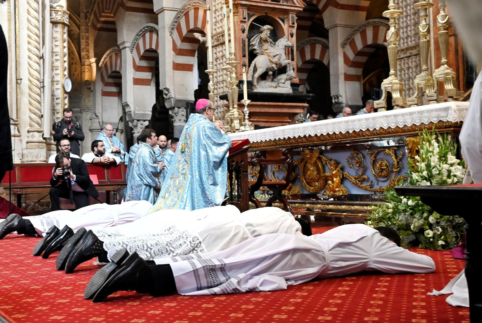 La ordenación de cinco nuevos diáconos en la Catedral de Córdoba, en imágenes