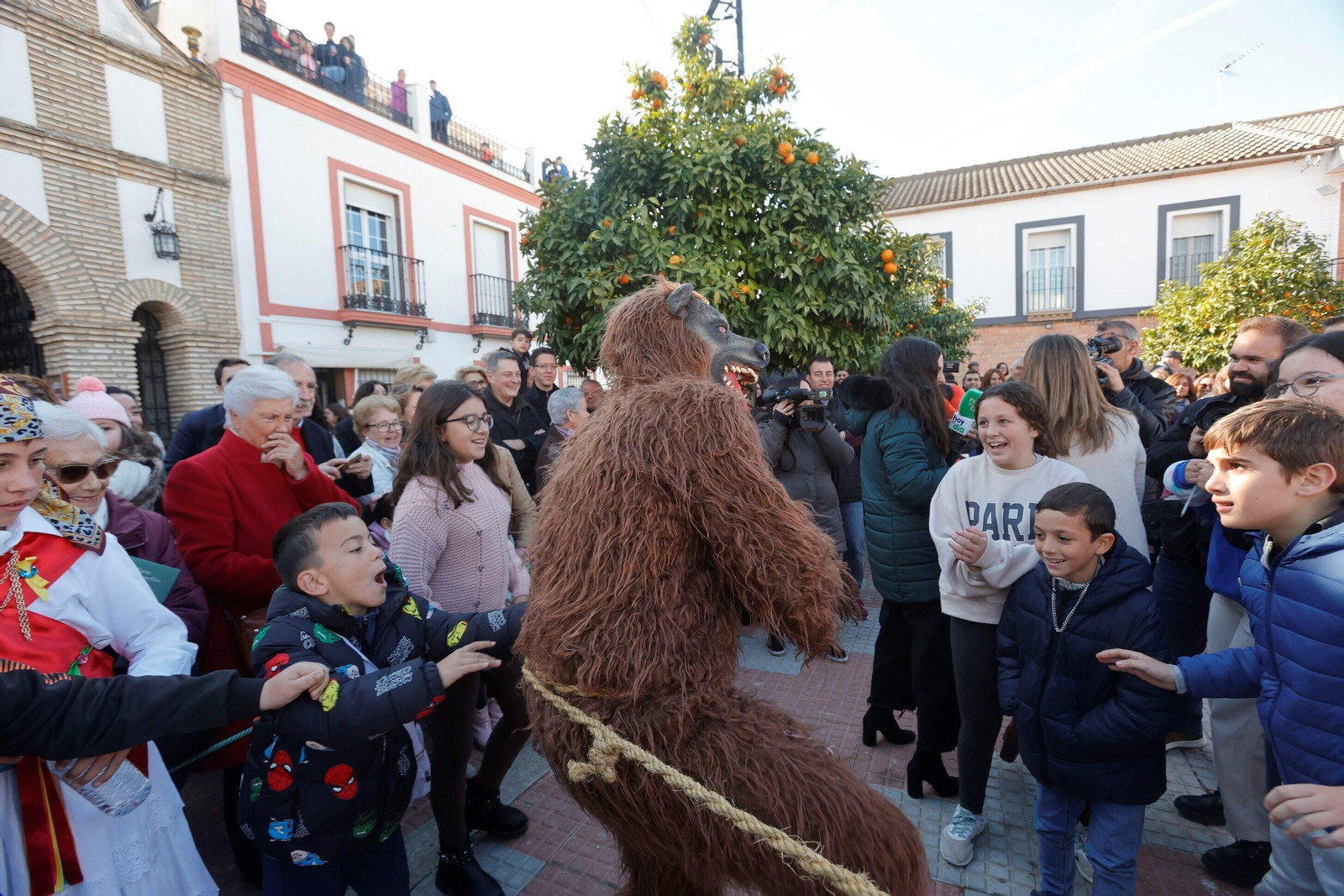 La Danza de los Locos y el Baile del Oso de Fuente Carreteros, en imágenes