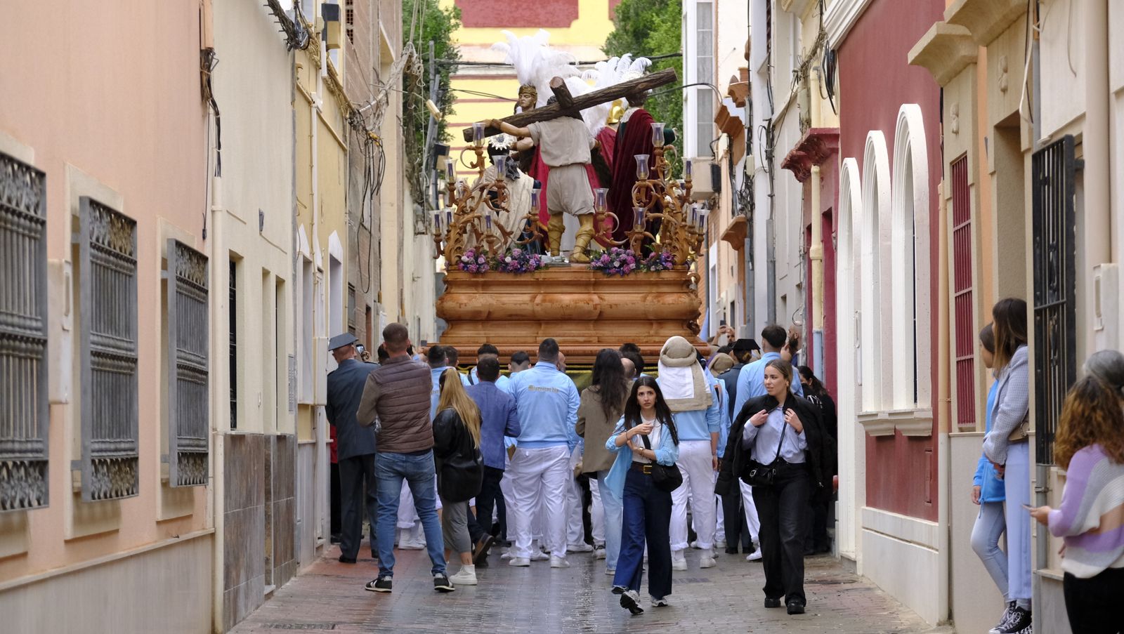 La Procesión de Los Ángeles de sobrepuso a la lluvia, en imágenes
