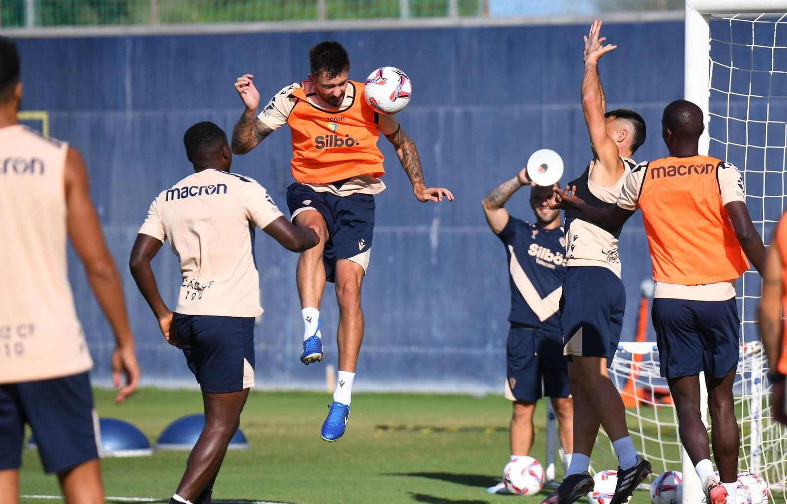 Kovacevic remata de cabeza en la sesión del viernes.