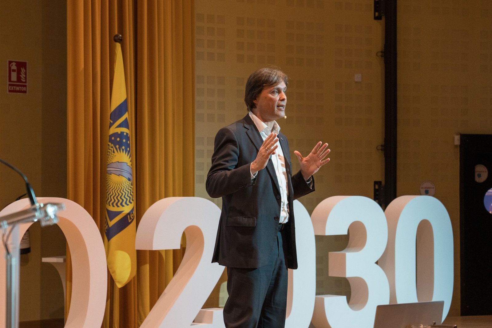 Francisco Oliva durante la presentación de su programa electoral.