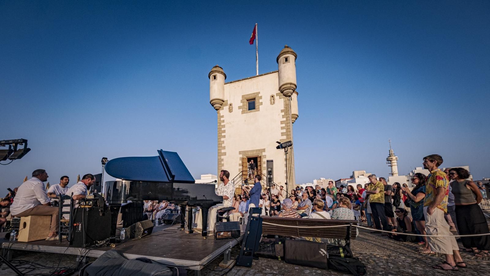 Un momento del concierto bajo el Torreón de la Puerta de Tierra.
