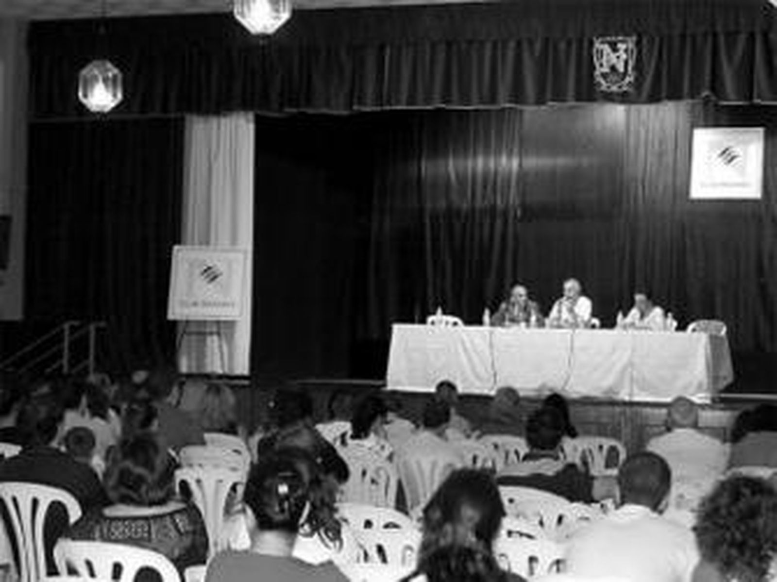 Antonio Fernández ayer con los afectados de ambas promociones.