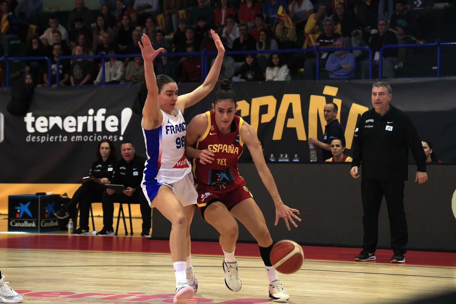 Fotos del partido y ambiente en el España-Francia del Torneo Internacional de Baloncesto Femenino en La Línea