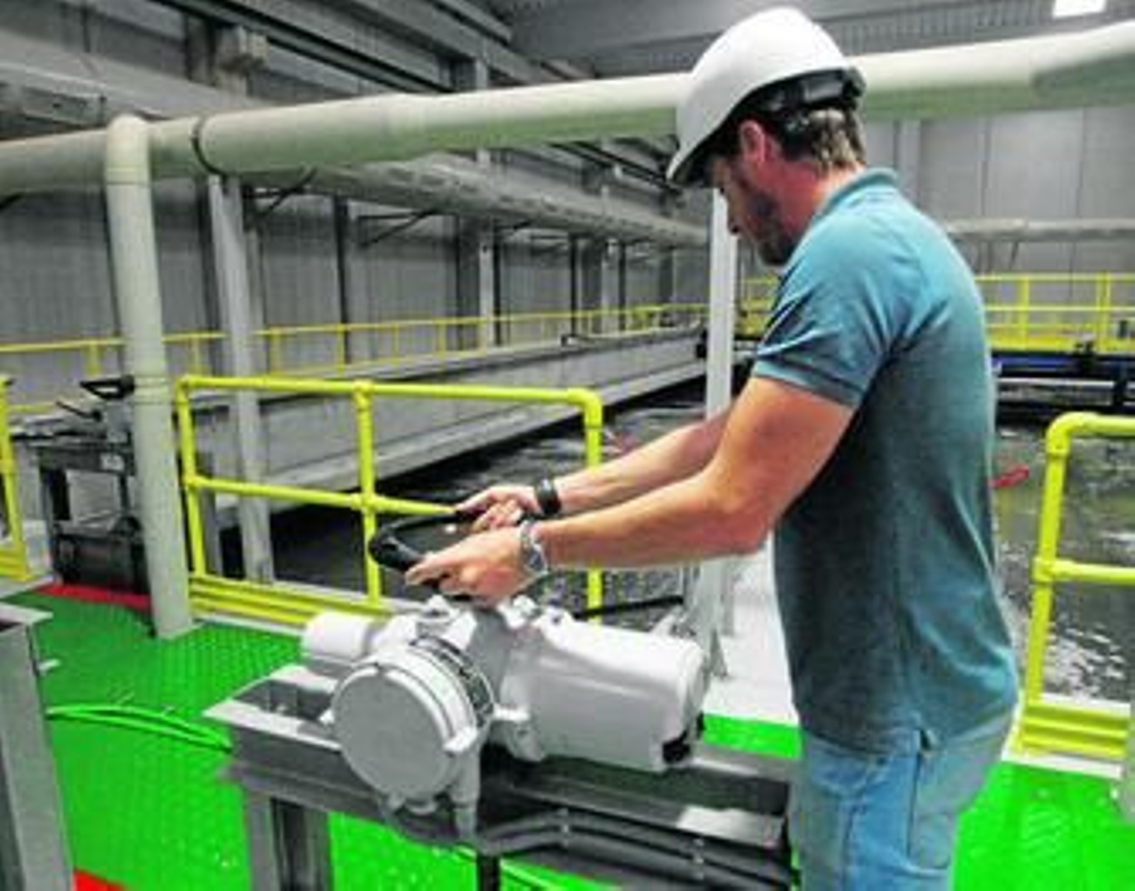 Un trabajador de la EDAR de Algeciras, en una imagen reciente.