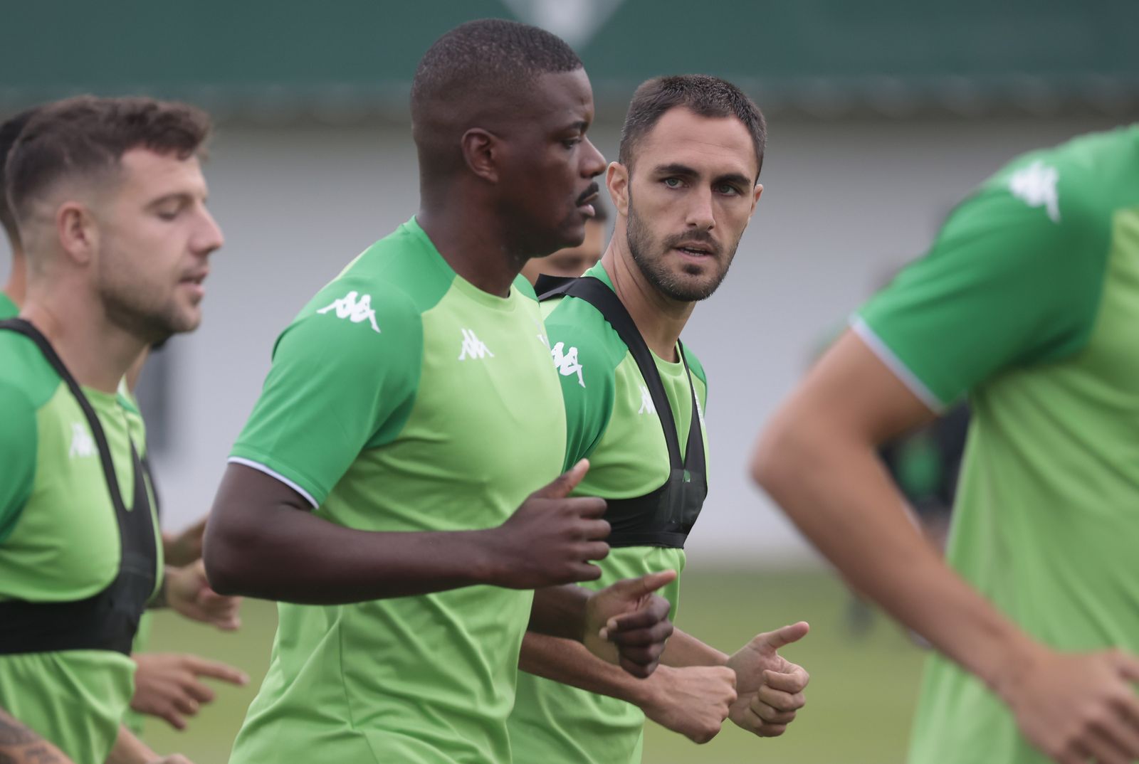 Víctor Ruiz habla con William Carvalho en un entrenamiento.