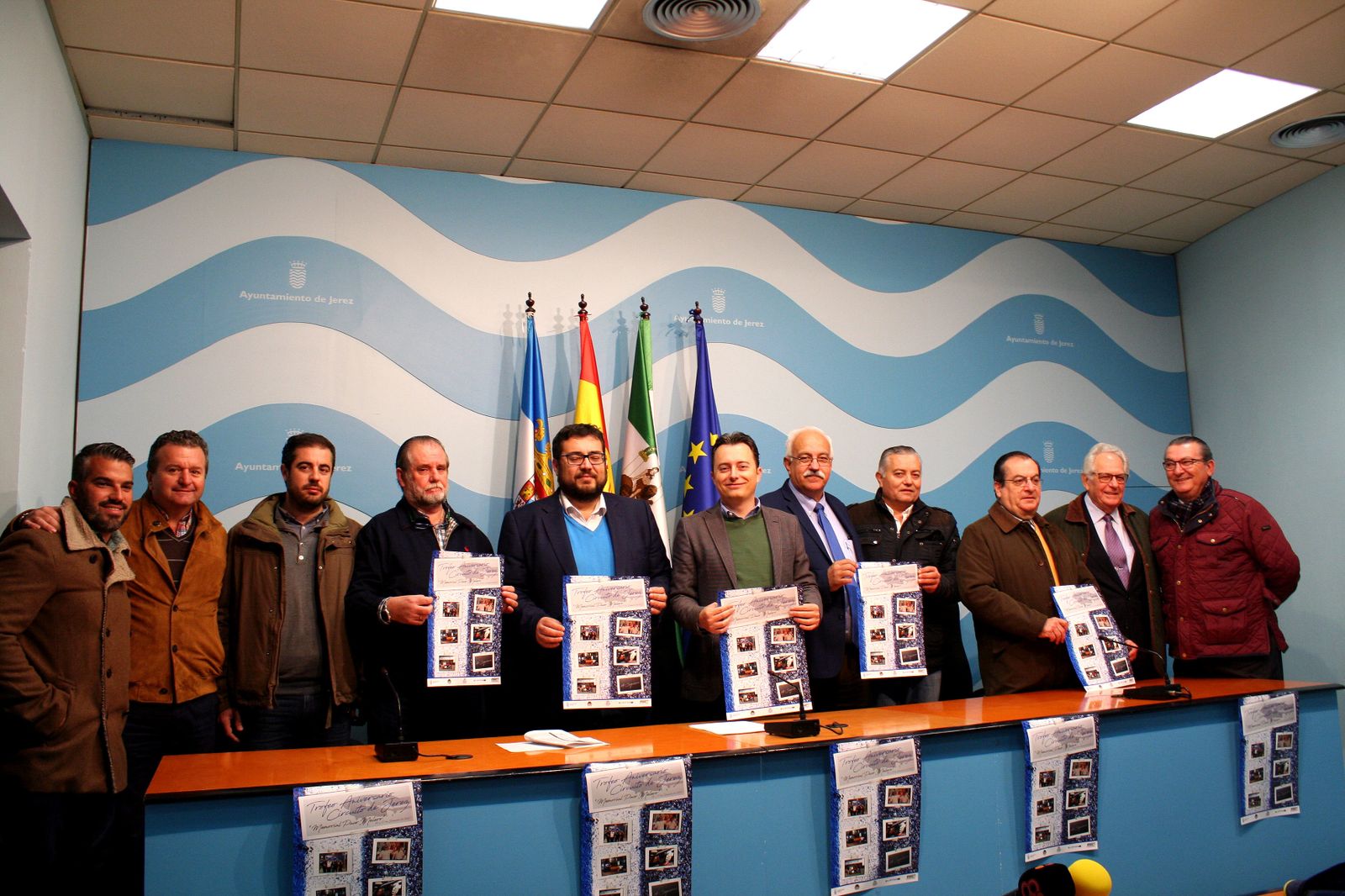 Javier Galán, segundo por la izquierda, en la presentación del Memorial Paco Melero junto a Santiago Galván, Jaime Armario, Manuel Alonso, miembros del Automóvil  Club  Jerez  y pilotos jerezanos.
