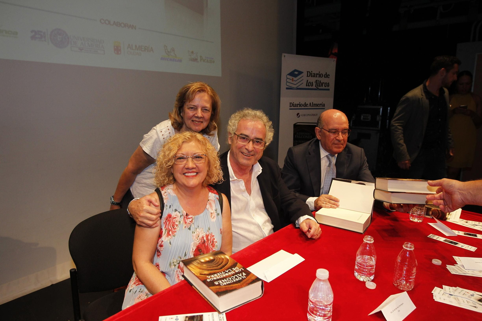 l Falcones tras firmar unos libros a unas lectoras.