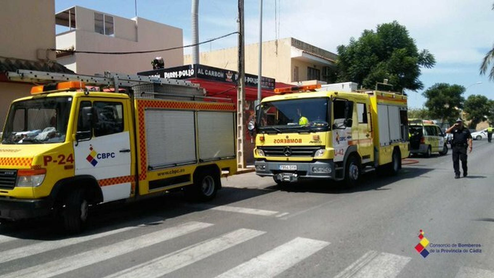 Camiones de bomberos ante el asador de Chipiona donde se ha producido el incendio