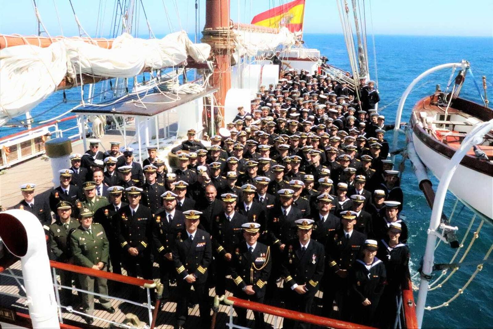 Los guardiamarinas y la tripulación del Elcano, fondeados antes de su llegada a Getaria.