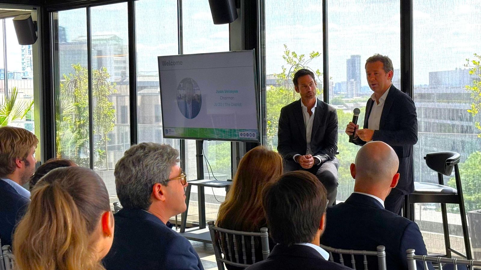 Paul Brennan, Partner y Co Head de Real Estate en King Street Capital Management, y Juan Velayos, presidente de The District 2025