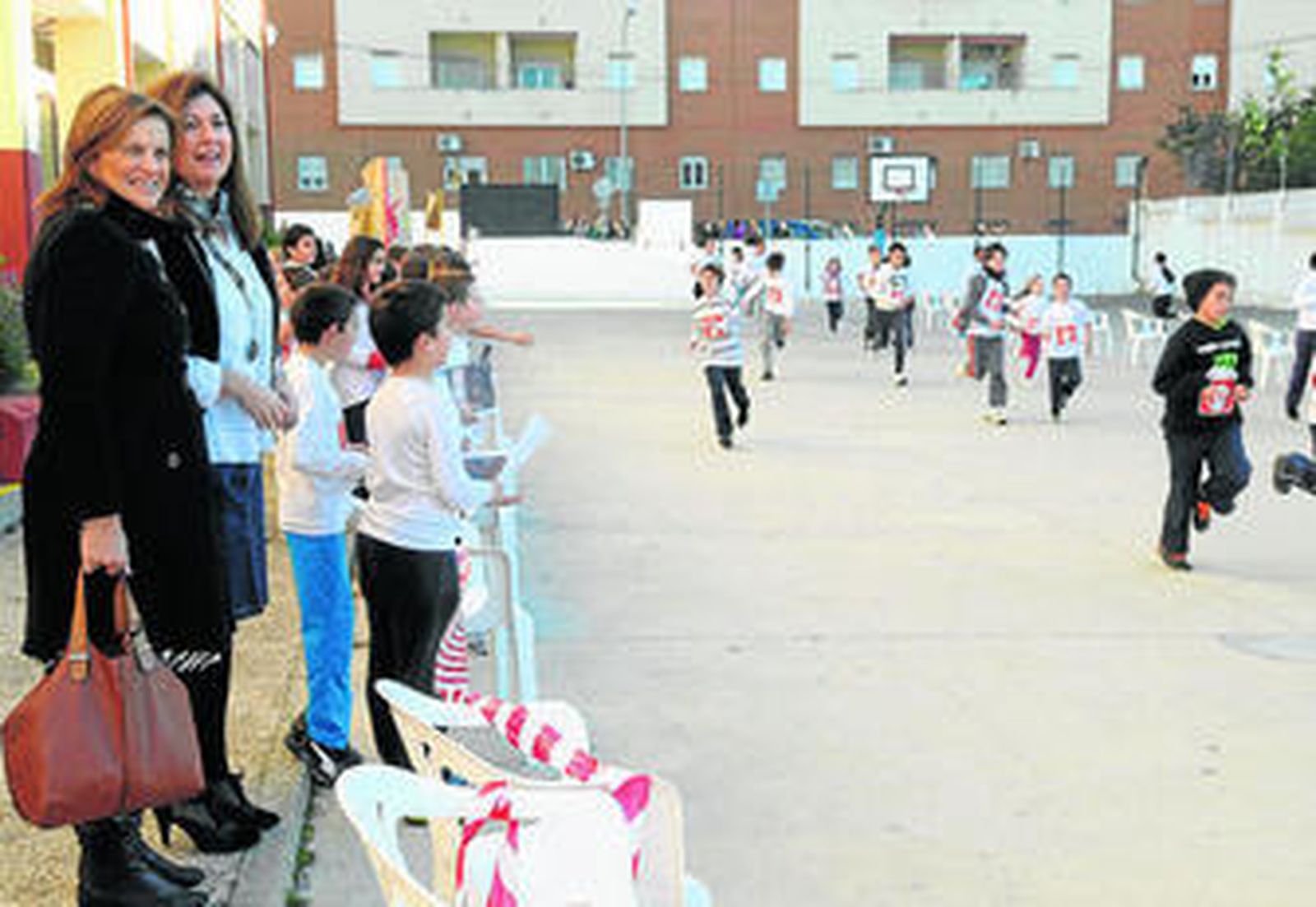 Una imagen de la carrera solidaria a favor de 'Save the children' celebrada en el colegio Pinar Hondo.
