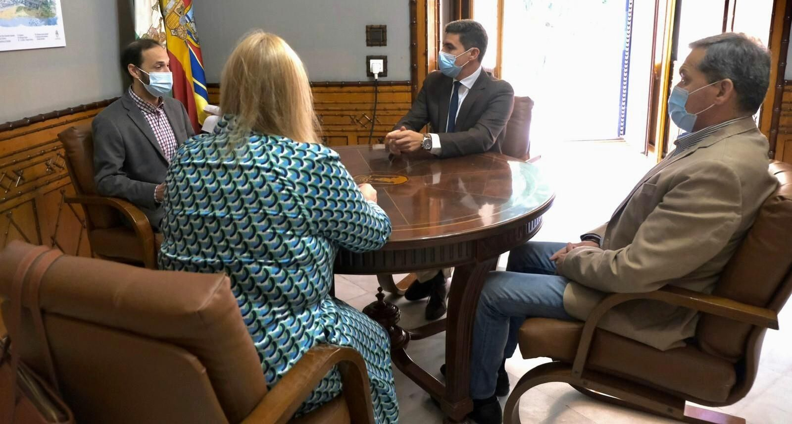 El parlamentario autonómico de Cs Sergio Romero, reunido con el alcalde de Sanlúcar, Víctor Mora (PSOE), en el Palacio Municipal.