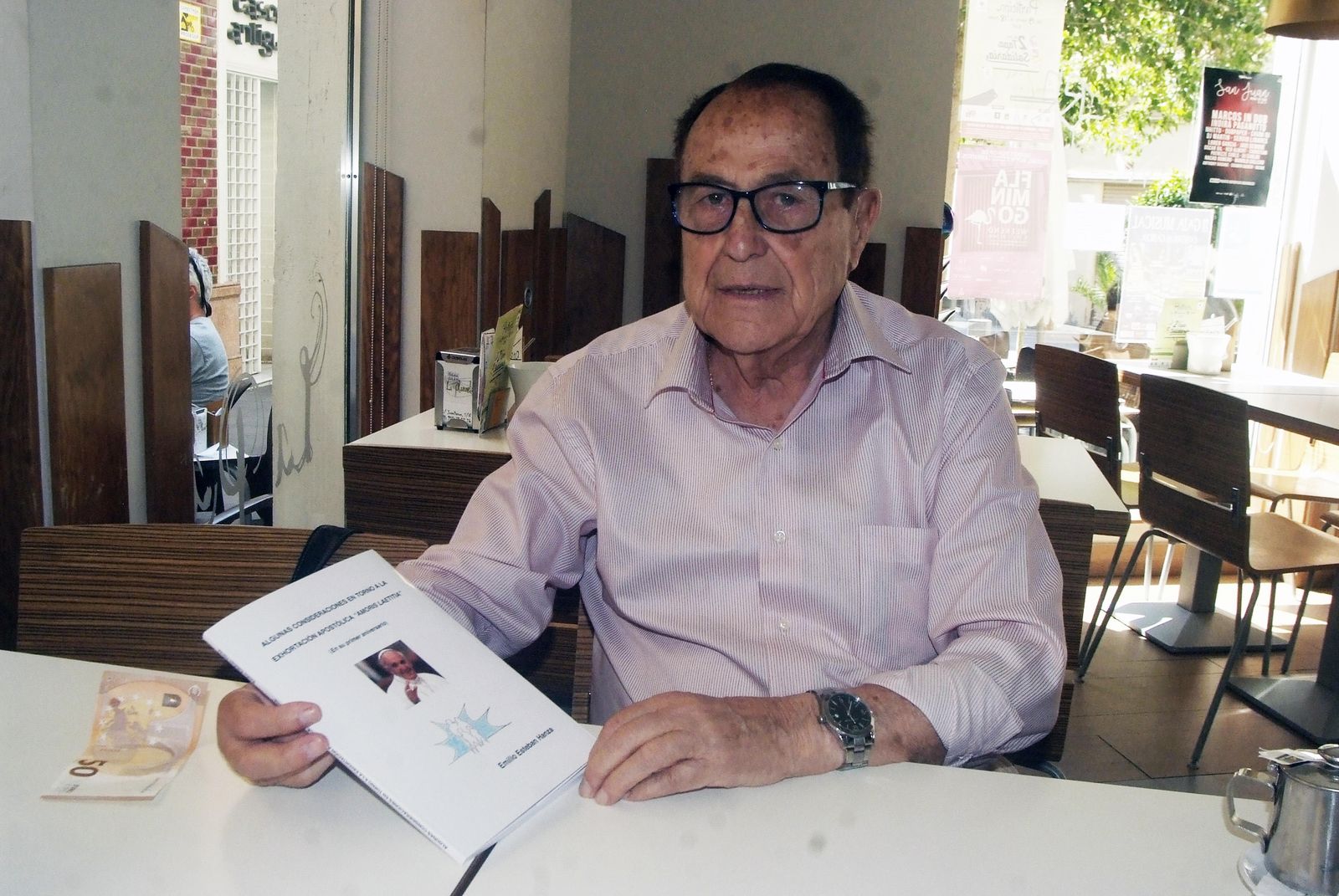 Emilio Esteban Hanza con el libro que presenta mañana.