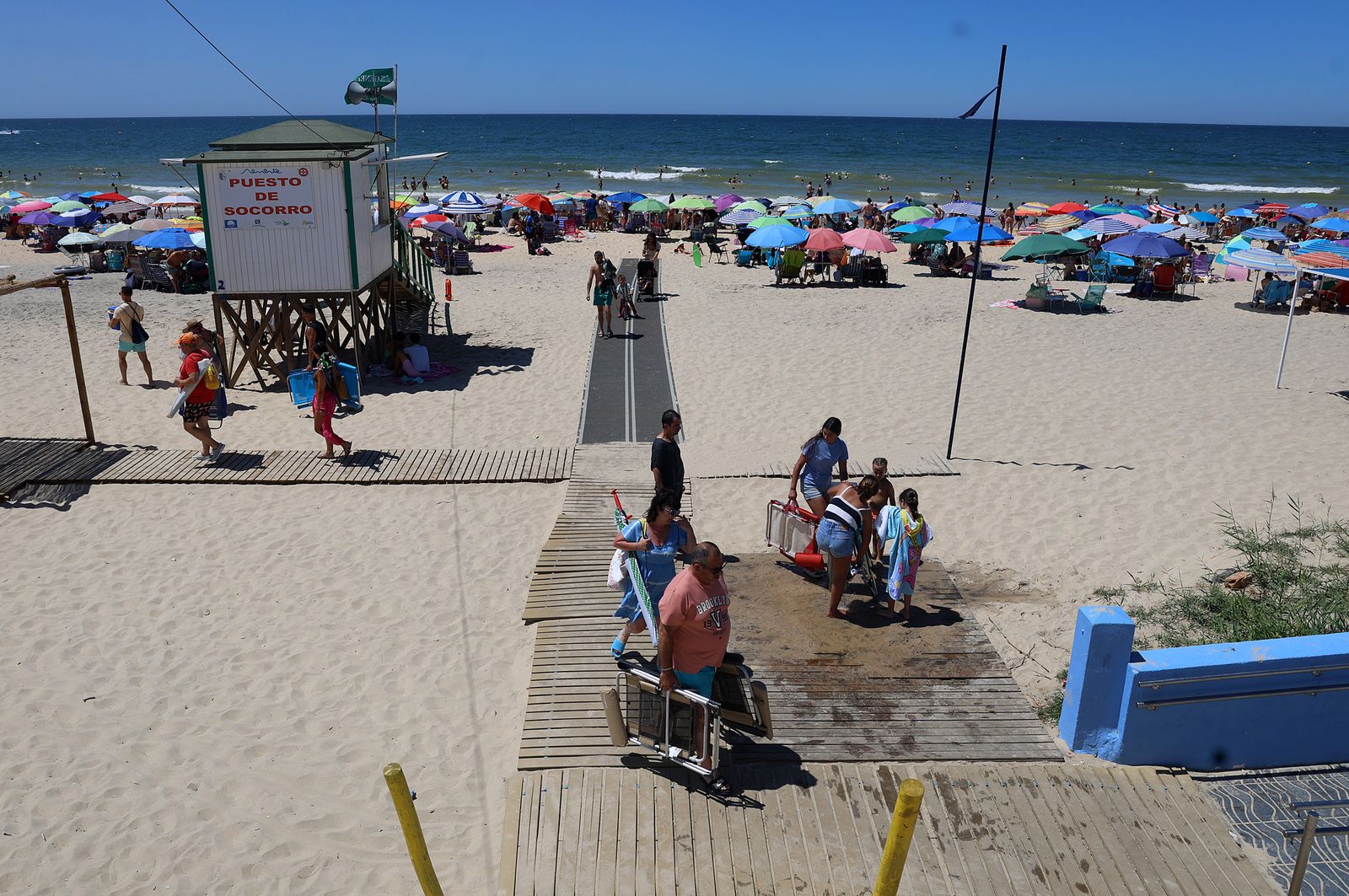 Imágenes de una mañana de calor y playa en Matalascañas