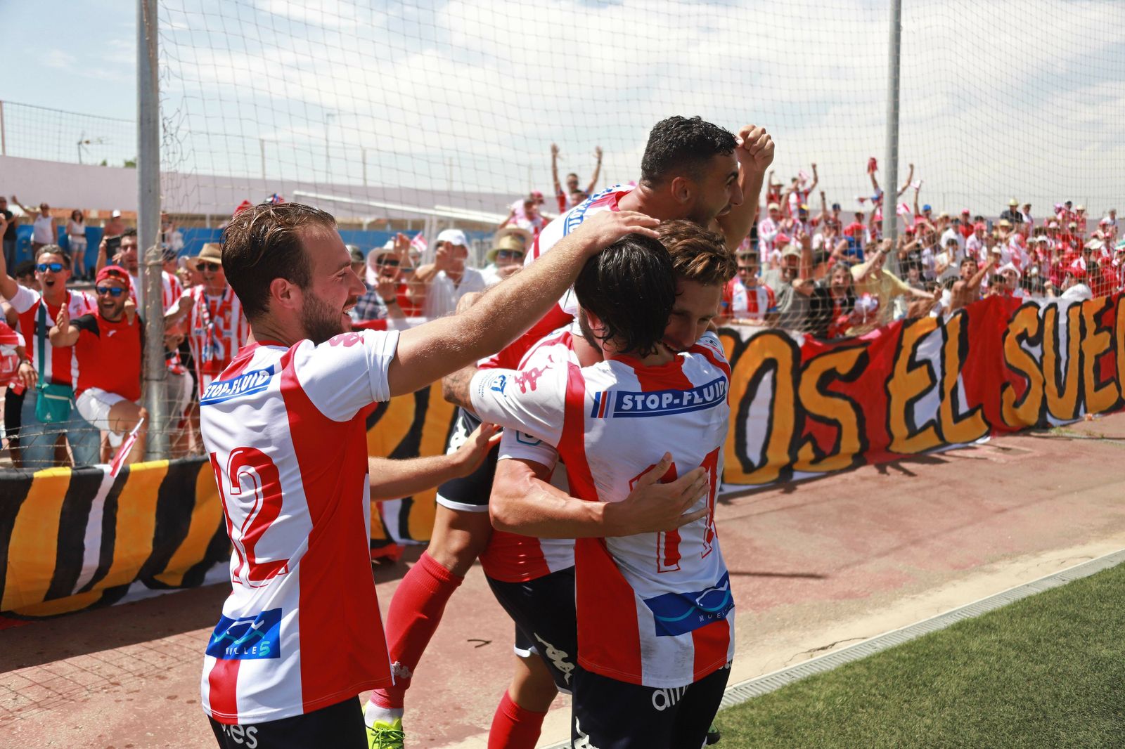 Josemi (a la izquierda) celebra el ascenso del Algeciras en Socuéllamos.