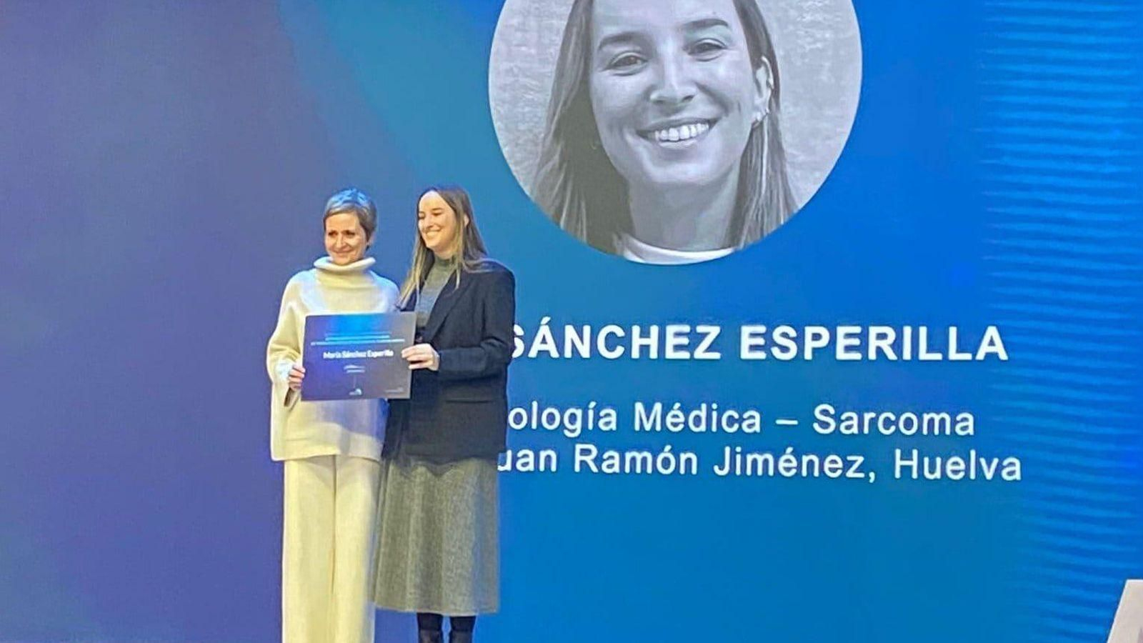 María Sánchez Esperilla recoge su reconocimiento.