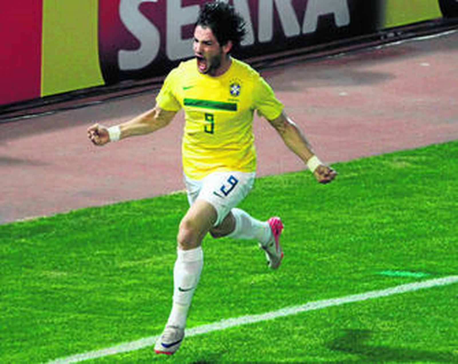 Pato, delantero de Brasil, celebrando un gol.