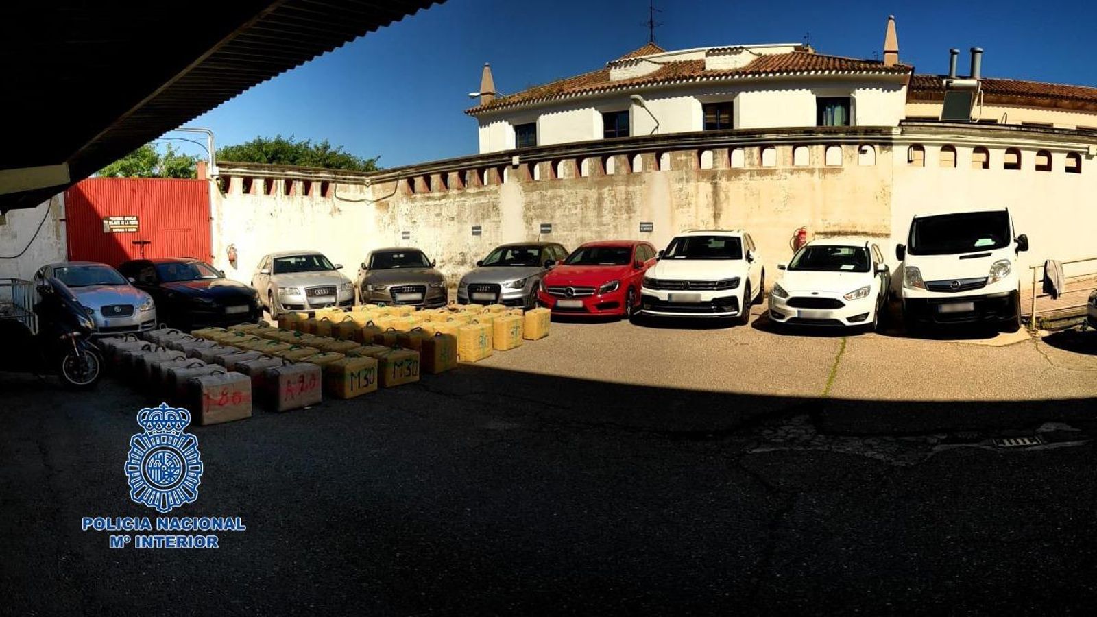 Droga y coches intervenidos en la Operación Emboscada.