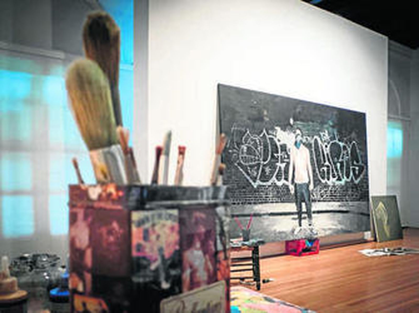 1. La muestra que acoge la Fundación Valentín Madariaga recrea los espacios de trabajo de una docena de artistas. 2. Esta pintura de Van Dyck es la 'Obra invitada' en el Museo de Bellas Artes. 3. Una de las obras de Guillermo Paneque en el CAAC.