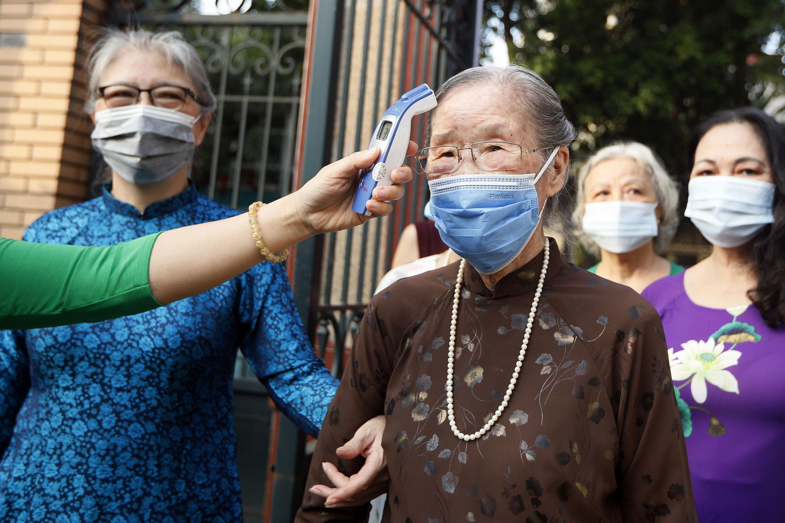 Toman la temperatura a una nonagenaria vietnamita.