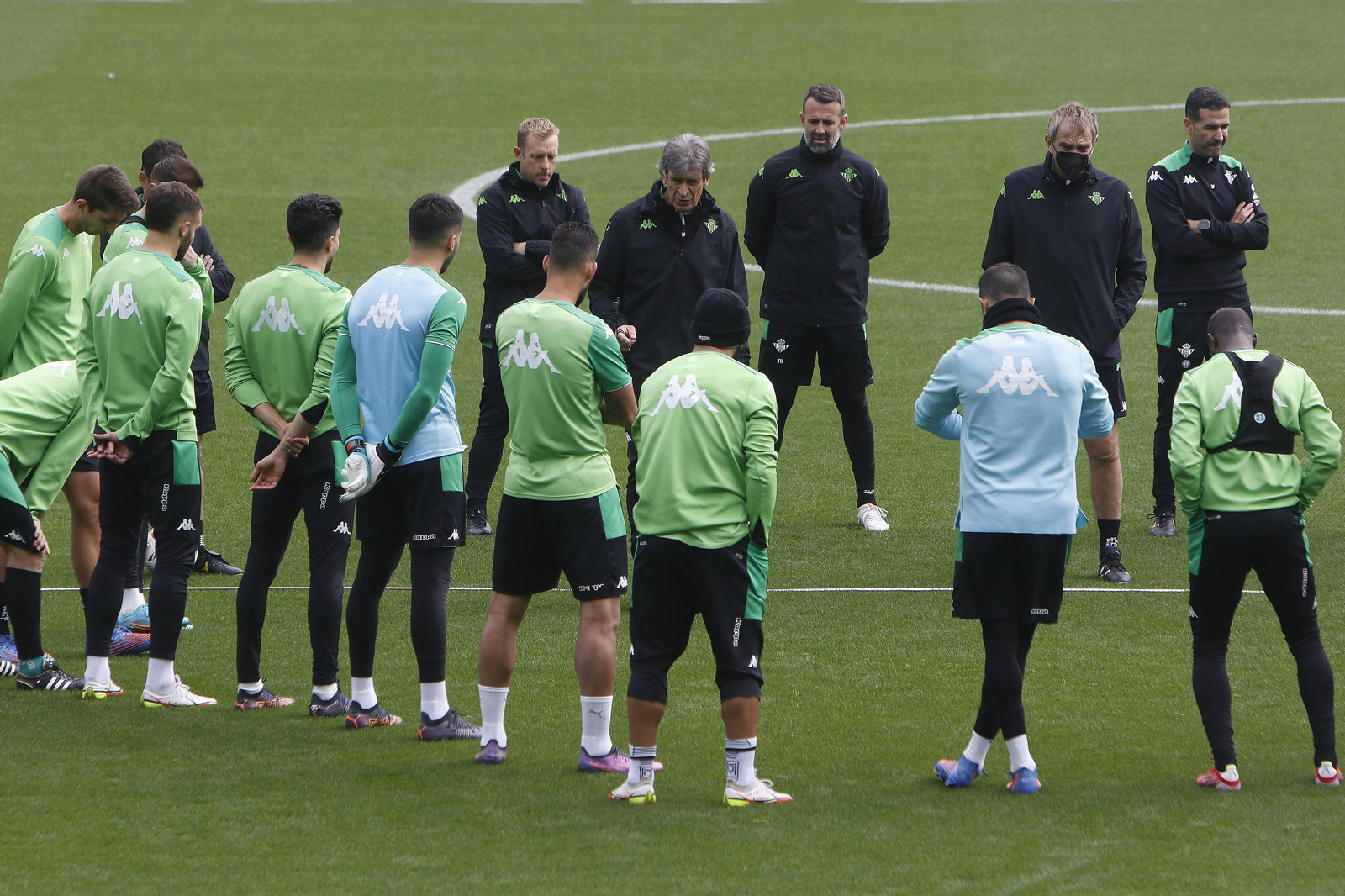 Pellegrini, junto a su cuerpo técnico, en la charla a sus jugadores antes del entrenamiento de ayer en el Villamarín.