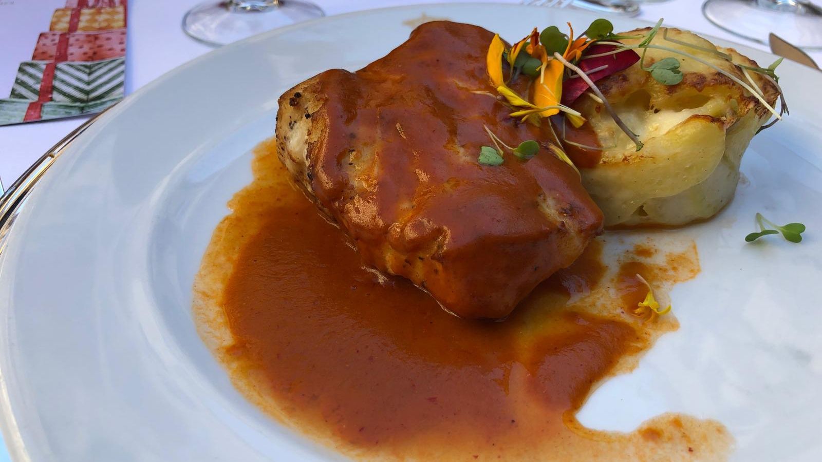 Solomillo de rape, langostino, patata y salsa de cangrejo de río