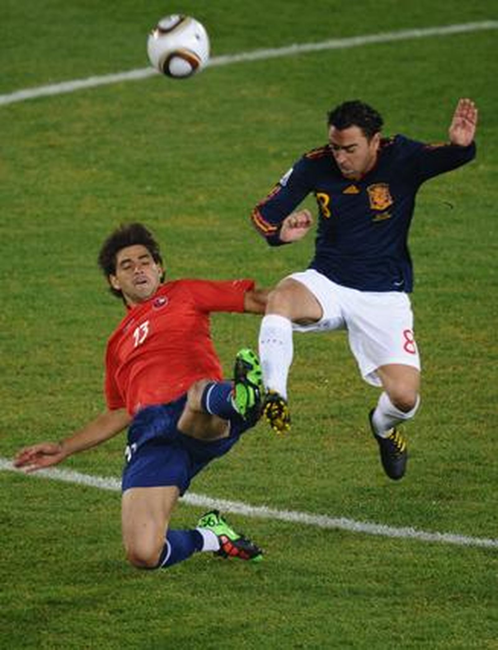 Xavi trata de controlar un balón. / Reportaje gráfico: EFE, Reuters, AFP.