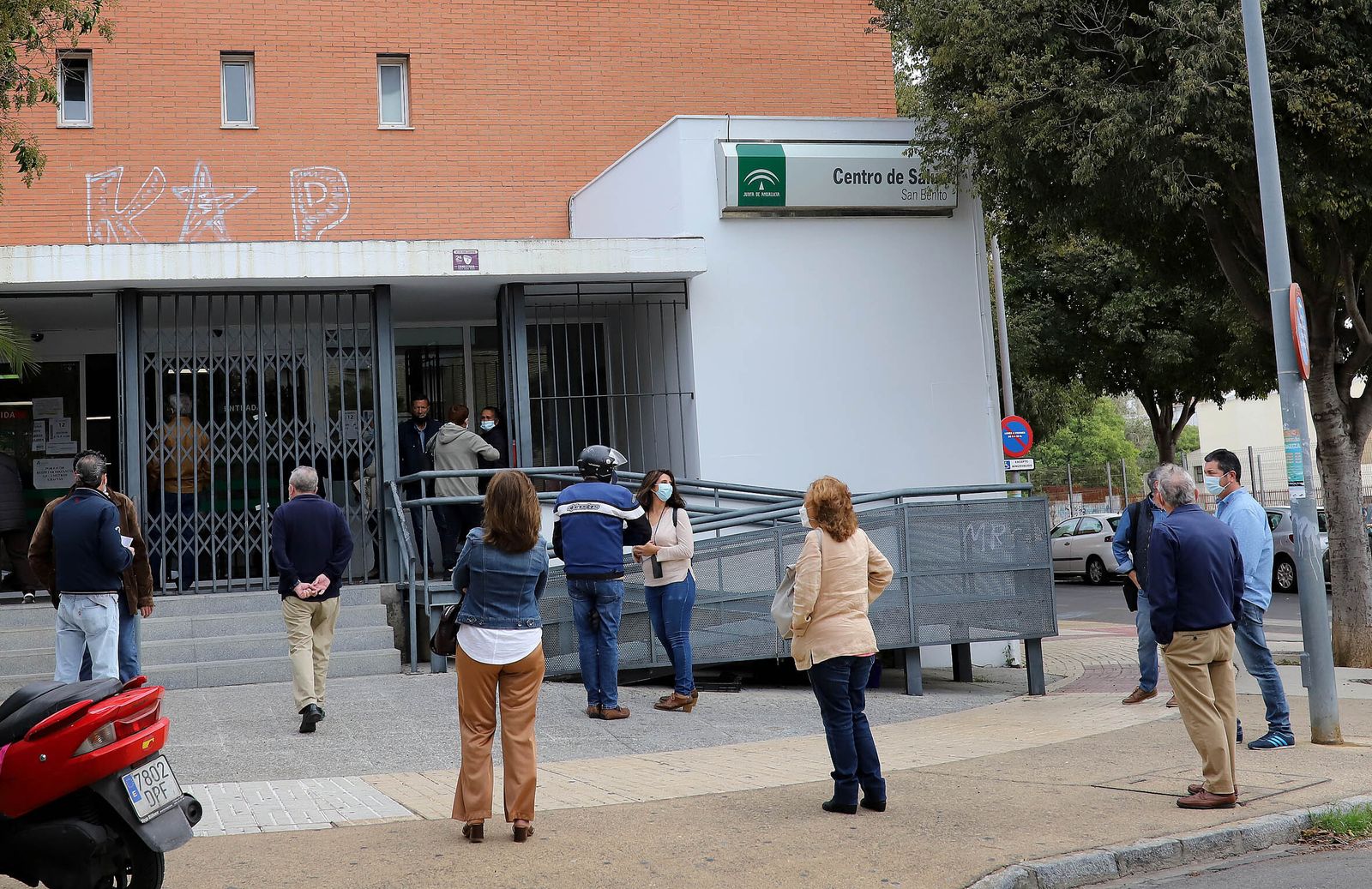 Usuarios esperando en el centro de salud de San Benito, este martes, a primera hora del día.