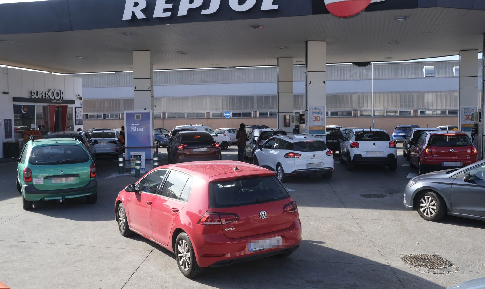 Las colas en las gasolineras de Córdoba antes del fin de la bonificación del Gobierno, en imágenes