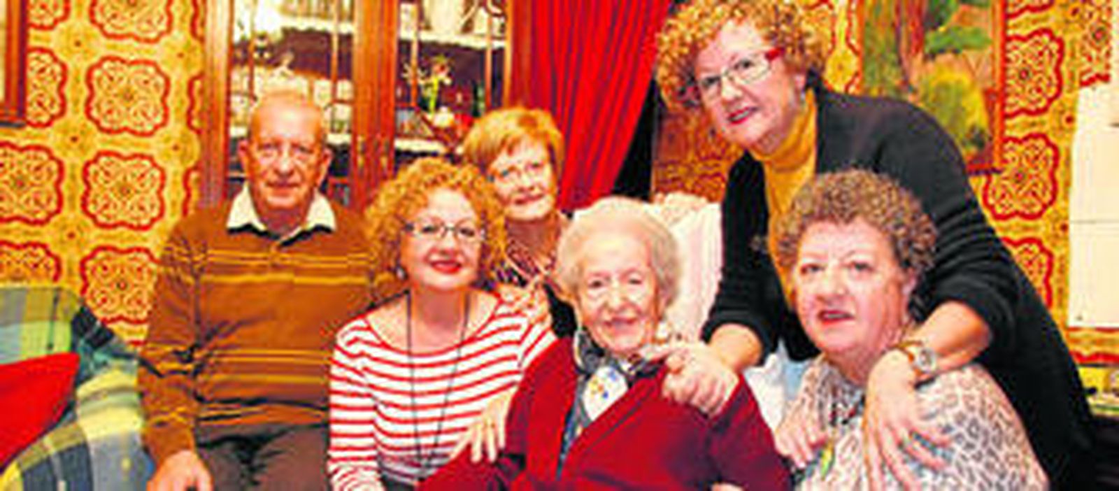 Emilia Moreno Martínez, rodeada de su familia, celebró ayer su cumpleaños número cien. Abajo, una foto de su juventud, bella y coqueta como hoy.