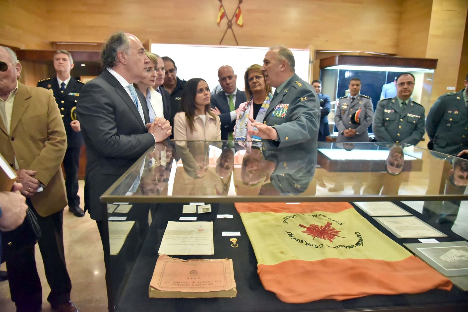 El coronel jefe de la Comandancia de Algeciras, Jesús Núñez, conversa con el alcalde y otros responsables políticos.