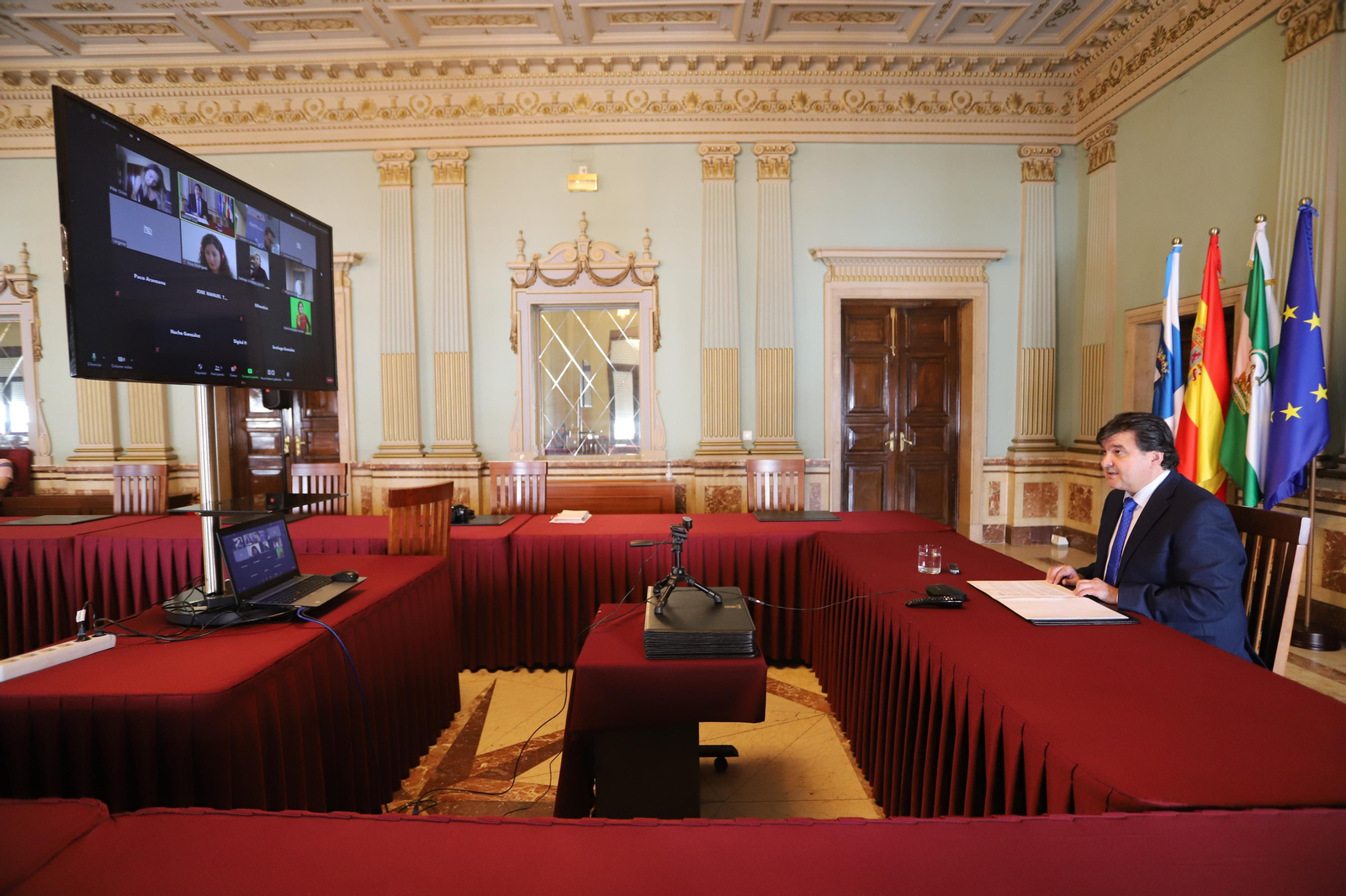 Imágenes de la primera rueda de prensa telemática del alcalde de Huelva Gabriel Cruz