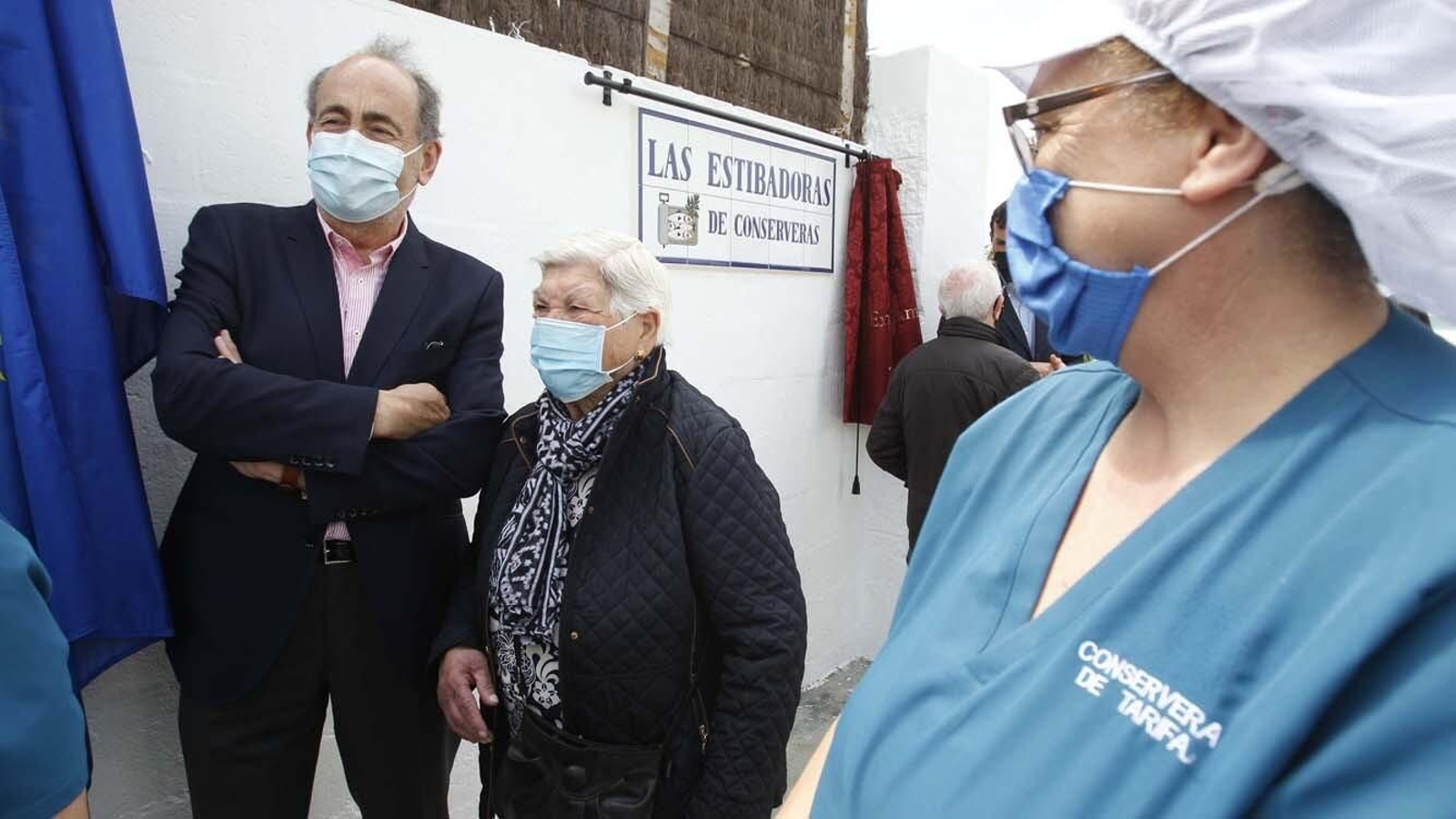 Las fotos de la inauguración de la calle Estibadoras de la Conservera en Tarifa