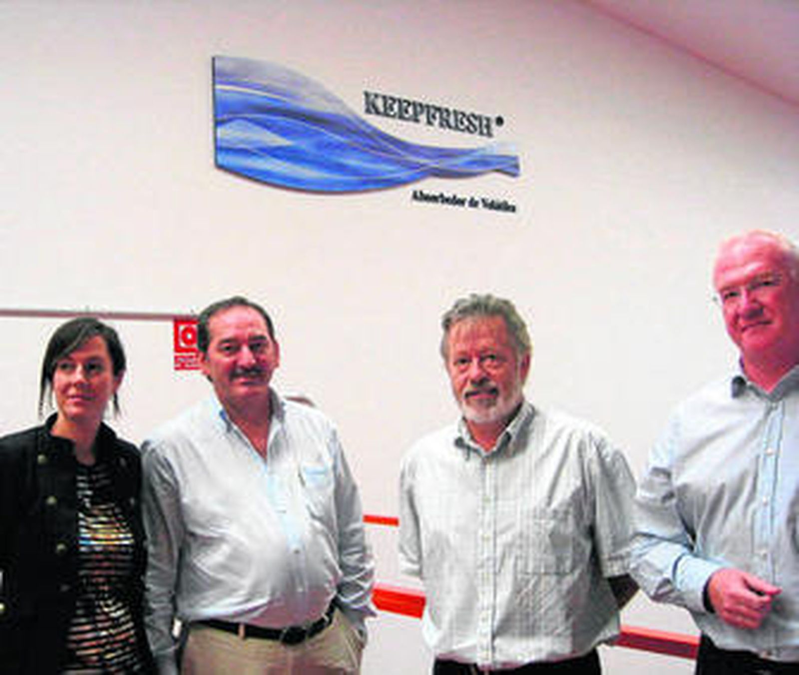 El delegado, Juan Deus, posa junto al presidente de la firma, Juan Luis Pedro y el gerente, Máximo Duarte.