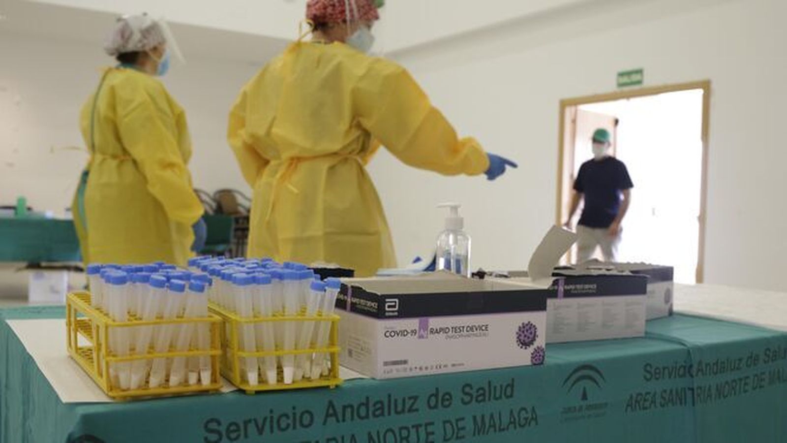 Sanitarias realizan PCR en un municipio de Málaga.