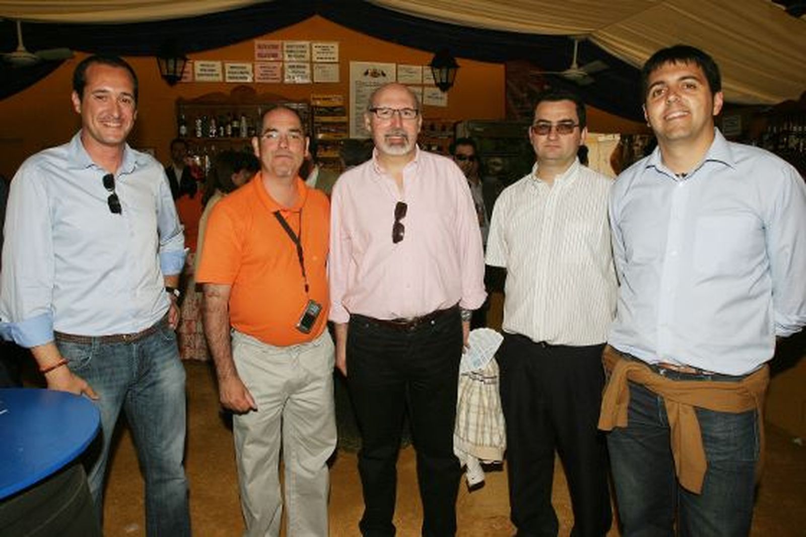 En la imagen Ezequiel Bernal, Javixtu Luchasti, Alfonso Sola, Daniel Ruiz, Francisco González, miembros de UPyD, ayer en la caseta del Diario de Jerez.

Foto: Vanesa Lobo