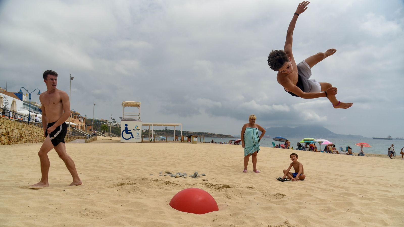 Mañana de calistenia en la playa de Getares