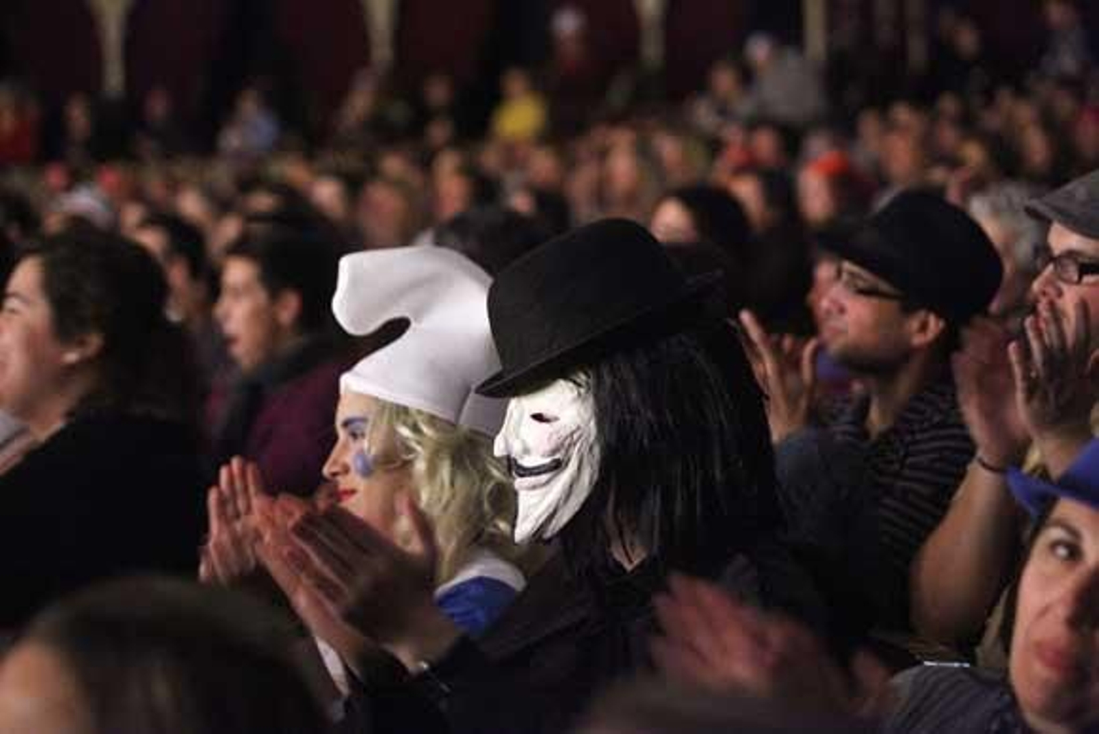 Muchos de animaron a disfrazarse para acudir al teatro

Foto: Julio Gonzalez-Jesus Marin-Lourdes de Vicente