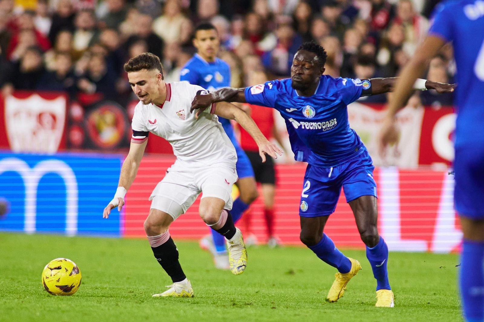 Adrià Pedrosa disputa un balón con Djené.