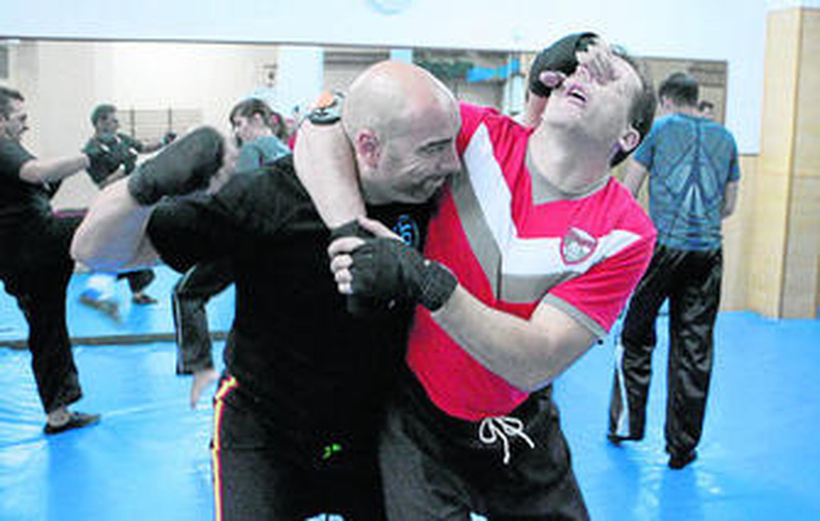 El instructor David Vallejo, cuerpo a cuerpo con uno de sus alumnos en una clase de krav maga.