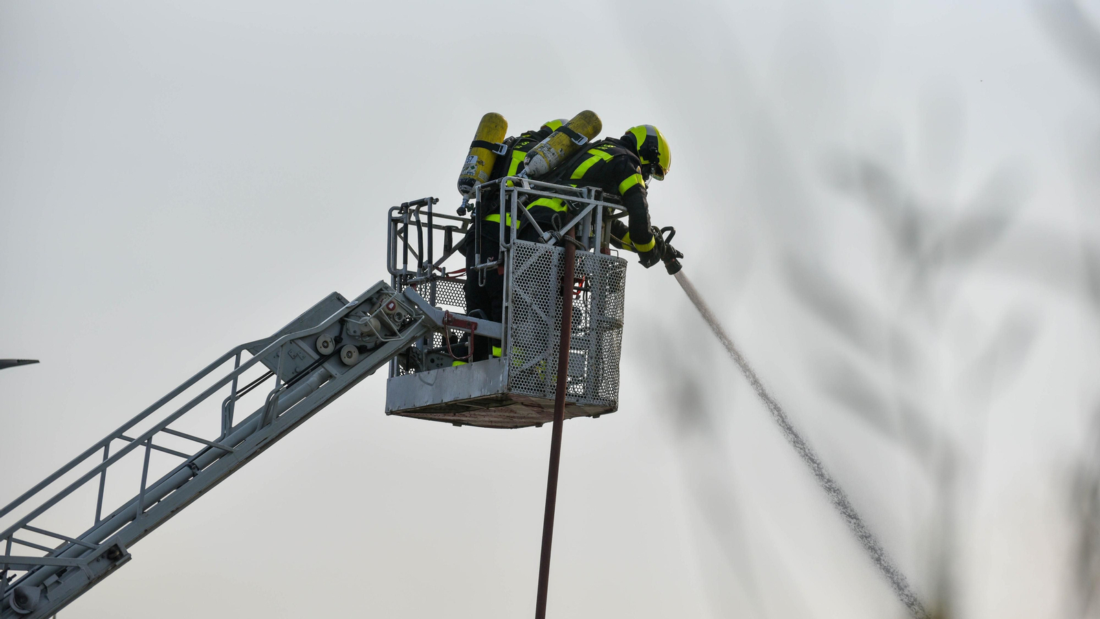 Las fotos del incendio de un camión en el Acceso norte al Puerrto de Algeciras