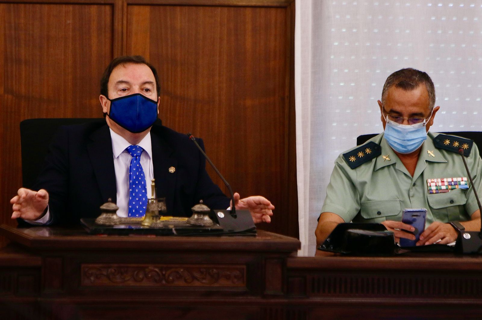 Luis Fernández Arévalo (izquierda), durante un acto en la Audiencia de Sevilla