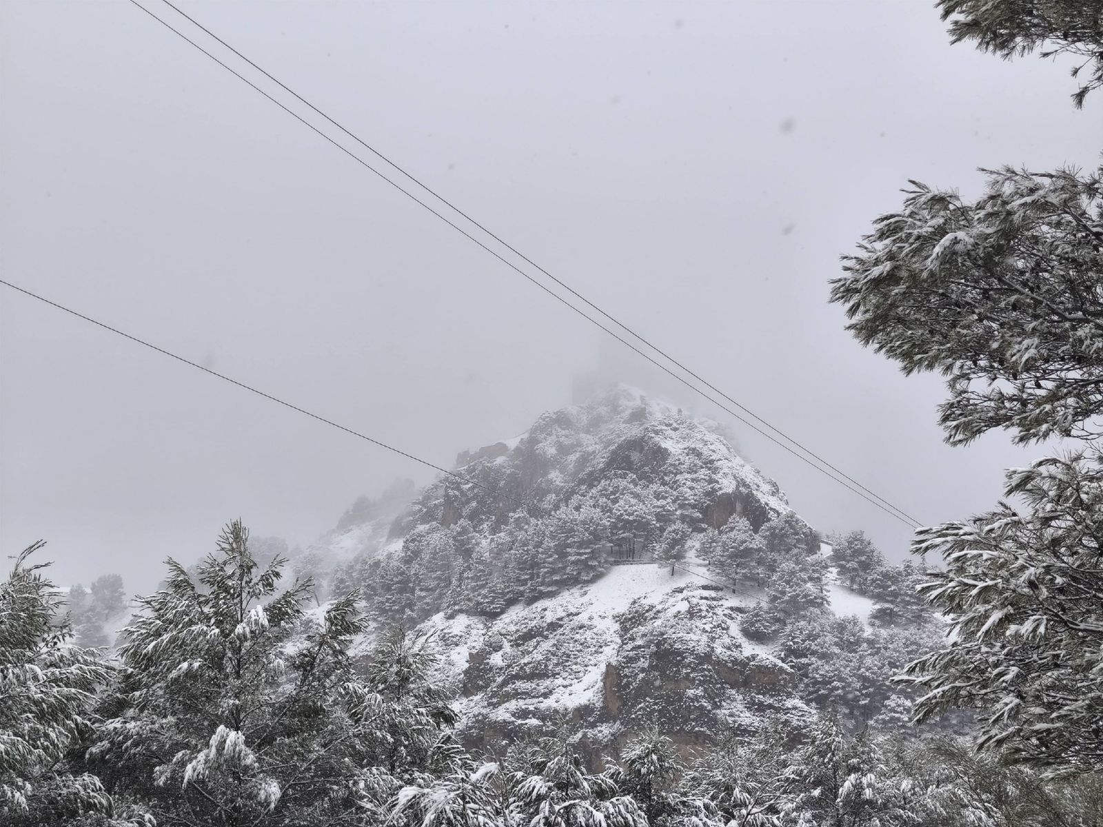 Postales de invierno: la nieve cubre Segura de la Sierra, el pueblo con el castillo más alto de Jaén, en imágenes