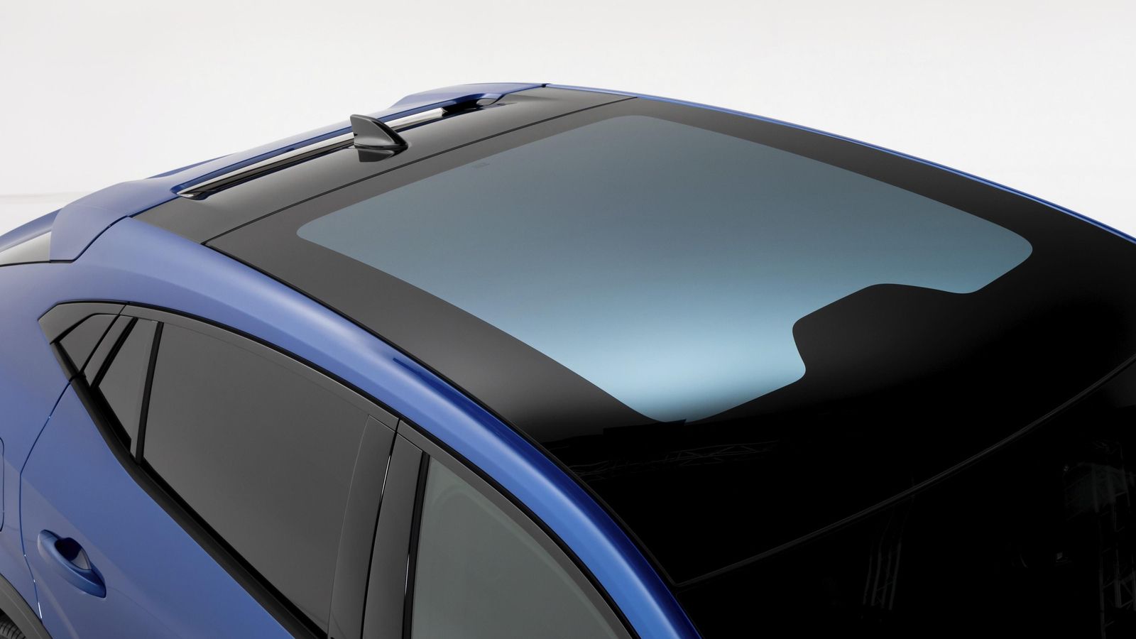 Un techo con cristal electrocrómico permitirá prescindir de la cortinilla y ganar espacio vertical en el habitáculo.