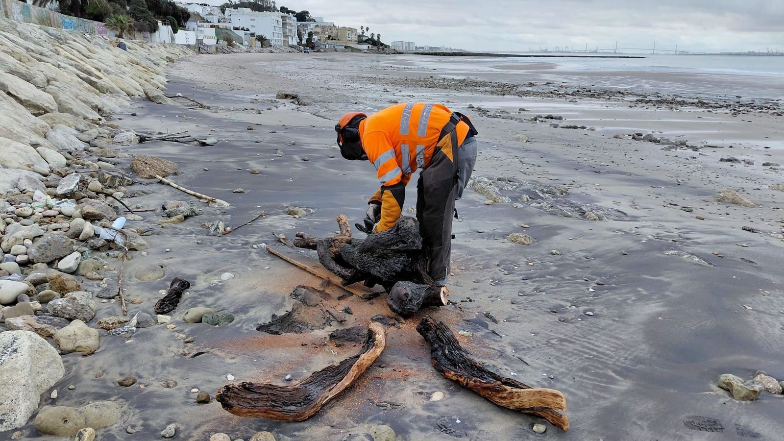 Un trabajador de la plantilla municipal, durante los trabajos de limpieza de esta pasada semana.