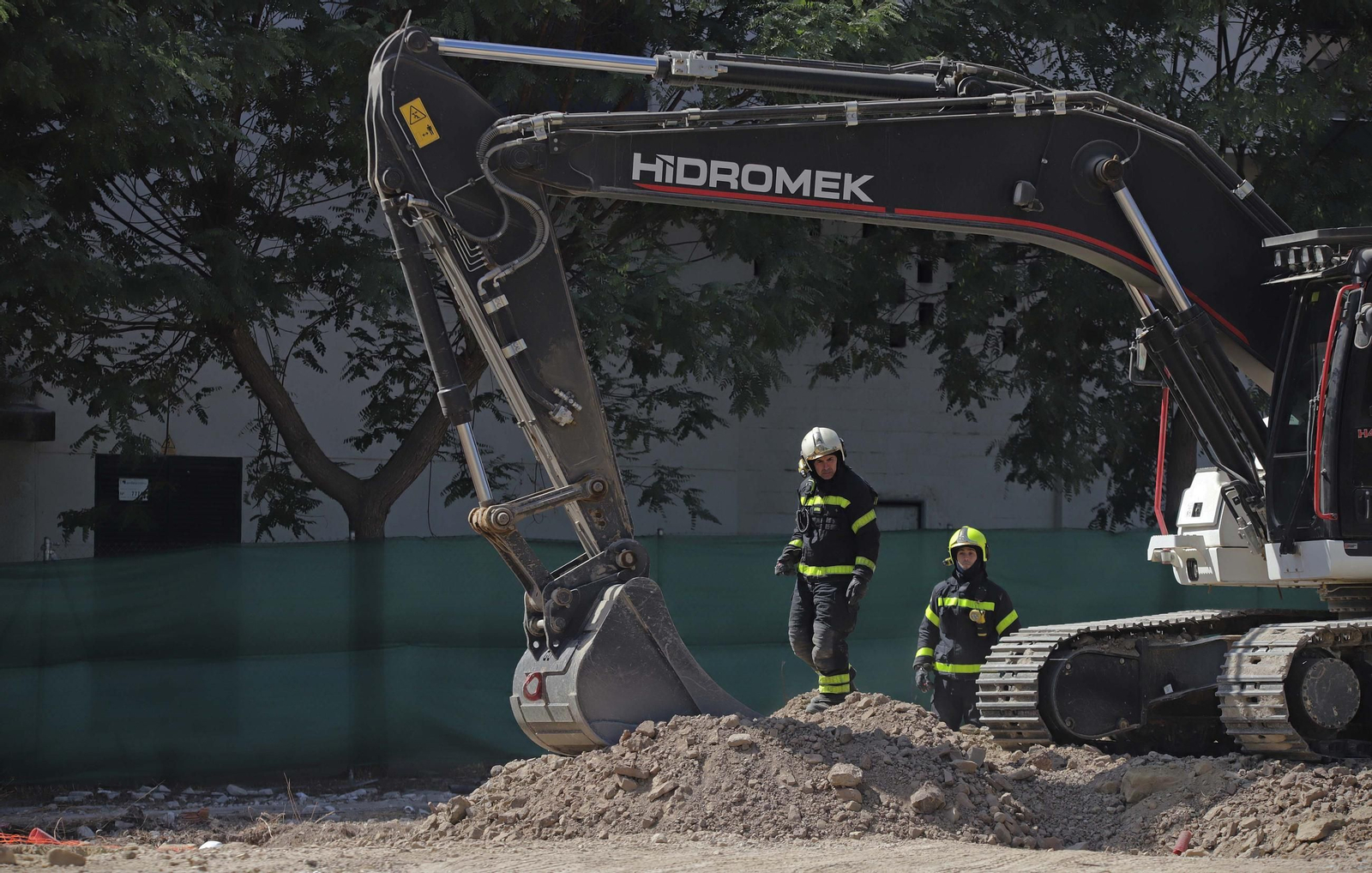 Fotos del escape de gas natural provocado por la rotura de una tubería en las obras anexas al hotel AC en Algeciras